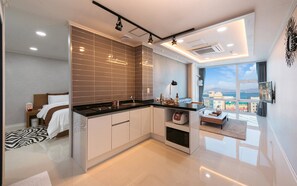 P304 | Private kitchenette | Fridge, microwave, rice cooker, cookware/dishes/utensils - Yeosu Paradise Spa Pension (Yeosu)