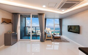 P303 | Area keluarga | Televisi LED 43-inci dengan saluran TV digital dan TV