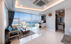 P302_Spa | Area keluarga | Televisi LED 43-inci dengan saluran TV digital dan TV