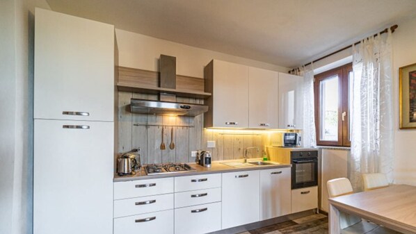 Een koelkast, een magnetron, een oven, een vaatwasser