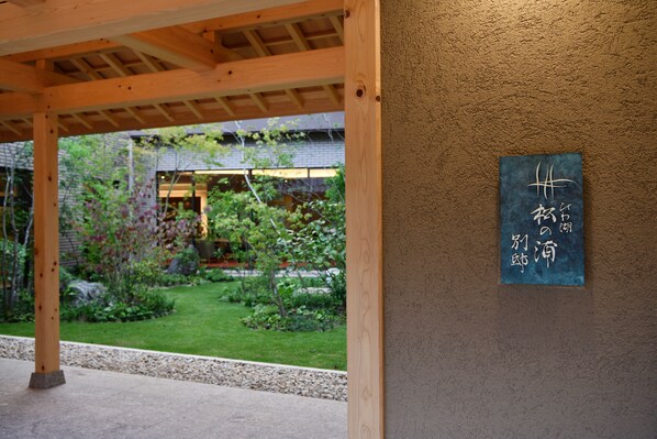 Entrée de l’hébergement