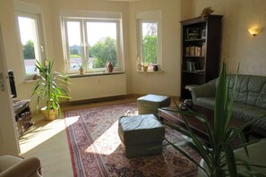 TV - Vacation apartment Haideburg (Dessau-Roßlau)