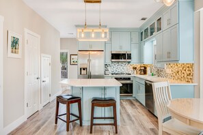 Een koelkast, een microgolfoven, een oven, een kookplaat