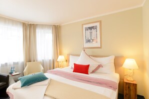 Chambre Double Confort | Bureau, rideaux occultants, fer et planche à repasser, Wi-Fi gratuit