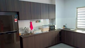 Twin Room | Private kitchenette | Fridge, microwave, stovetop, cookware/dishes/utensils - KS Botanic Homestay (Kuala Selangor)