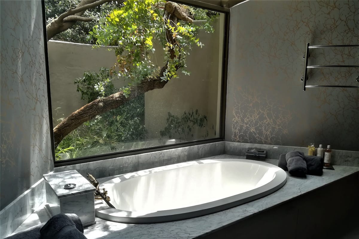 Luxury Room (KTP) | Bathroom | Shower, hair dryer, towels