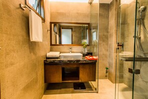 Luxury Villa | Bathroom | Shower, free toiletries, hair dryer, slippers