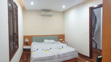 Quarto superior | Frigobar, escrivaninha, espaço de trabalho para notebook