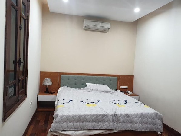 Minibar, desk, laptop workspace, blackout curtains - Quang Anh Hotel (Hanoi)