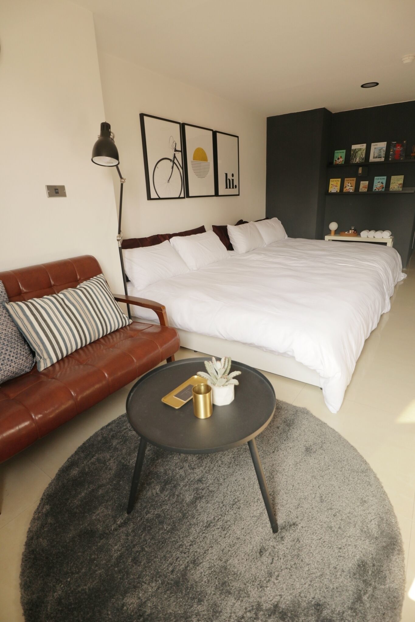 1 habitación, decoración personalizada, muebles diferentes y escritorio 