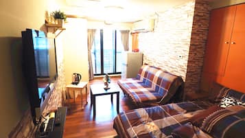1 habitación, decoración personalizada, muebles diferentes y escritorio