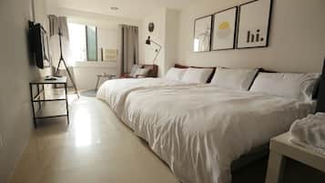 1 habitación, decoración personalizada, muebles diferentes y escritorio