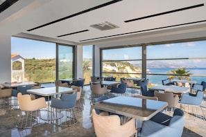 Breakfast, lunch, brunch served; Italian cuisine, sea views