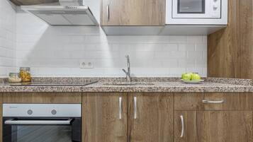 Fridge, microwave, oven, coffee/tea maker