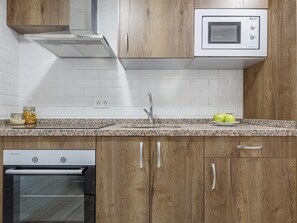 Fridge, microwave, oven, coffee/tea maker