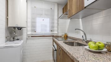 Réfrigérateur, micro-ondes, four, cafetiÚre/bouilloire