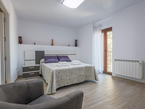 3 chambres, fer et planche à repasser, accès Internet, draps fournis