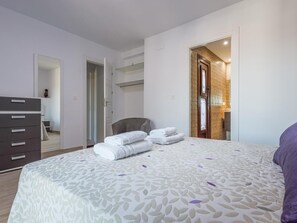 3 bedrooms, iron/ironing board, internet, bed sheets
