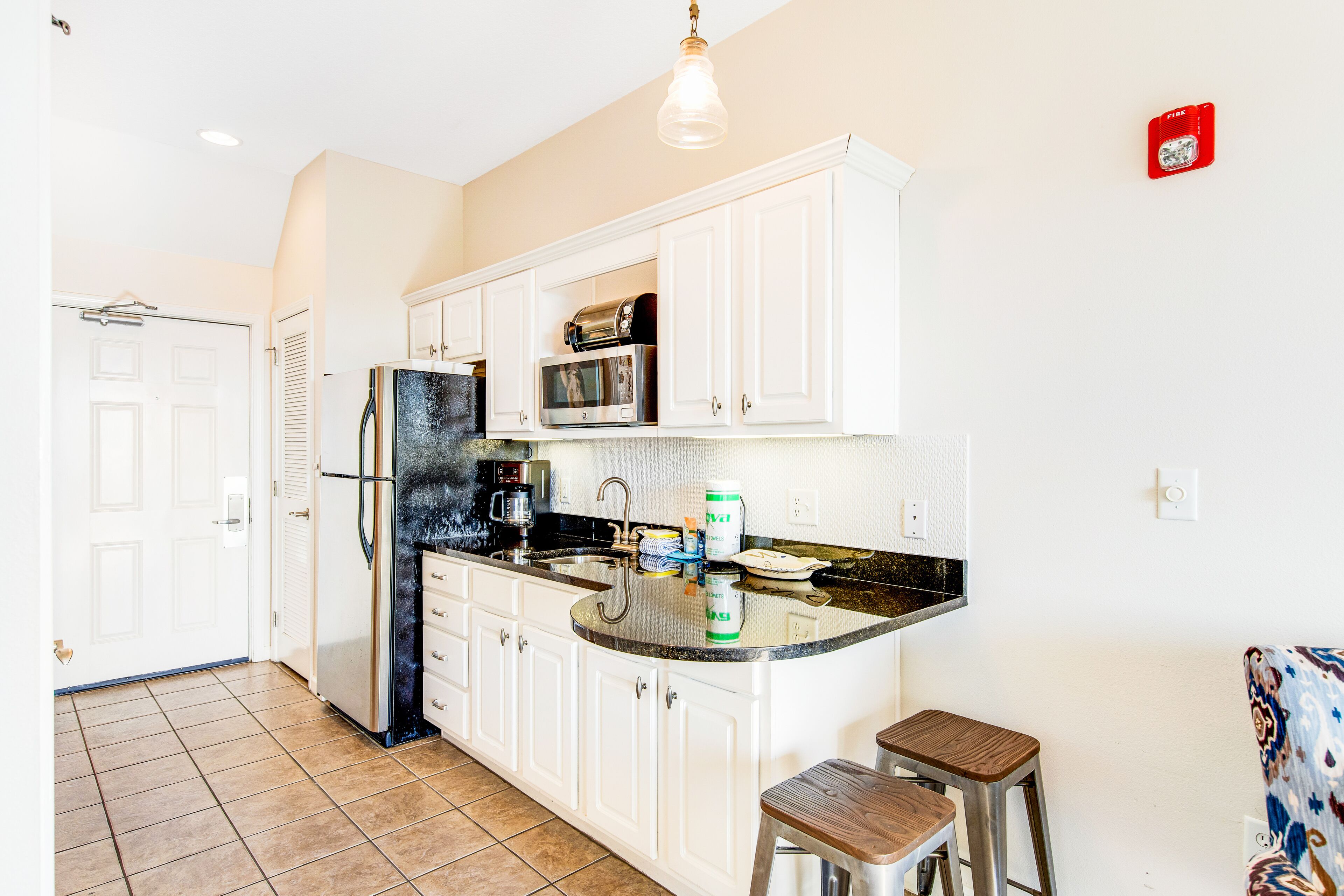 Refrigerador, microondas, cafetera y tetera y tostadora 