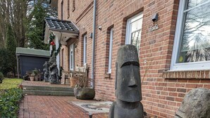 Una escalera de piedra que lleva a un edificio de ladrillo con una estatua de piedra grande.
