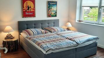 1 Schlafzimmer, Schreibtisch, Bügeleisen/Bügelbrett, Reisekinderbett