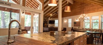 Upea Creekside-mökki ja kerrossänky