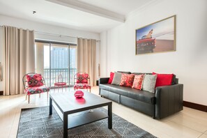 Deluxe Apartment | Living room | Flat-screen TV - R&H Goldenmile Palm (Dubai)