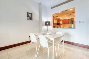 Deluxe-Apartment | Essbereich im Zimmer