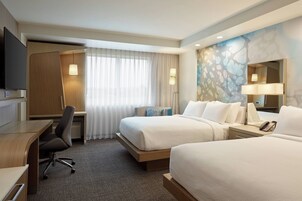 Escritorio y espacio para trabajar con laptop 