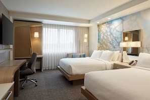 Een bureau, een laptopwerkplek, een strijkplank/strijkijzer