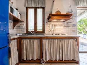 Fridge, microwave, stovetop, coffee/tea maker - Quiet and peaceful villa, 150 meters from the Sottotorre beach (Calasetta)
