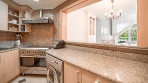 Deluxe Apartment, 1 Bedroom | Private kitchen - R&H Shoreline Palm (Dubai)