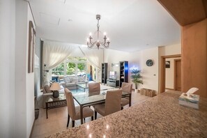 Deluxe Apartment, 1 Bedroom | In-room dining - R&H Shoreline Palm (Dubai)