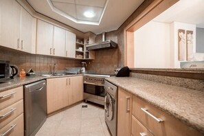 Deluxe Apartment, 1 Bedroom | Private kitchen