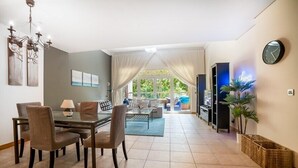 Deluxe Apartment, 1 Bedroom | In-room dining - R&H Shoreline Palm (Dubai)