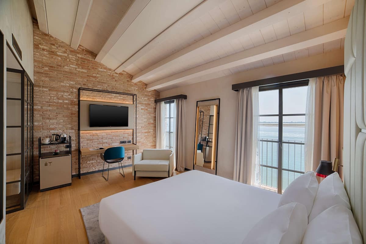 1 bedroom, down duvets, minibar, in-room safe