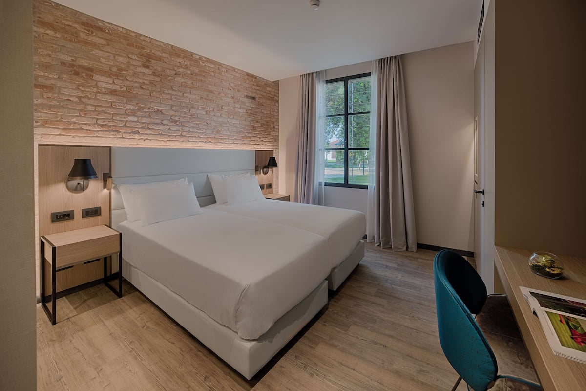 1 bedroom, down duvets, minibar, in-room safe