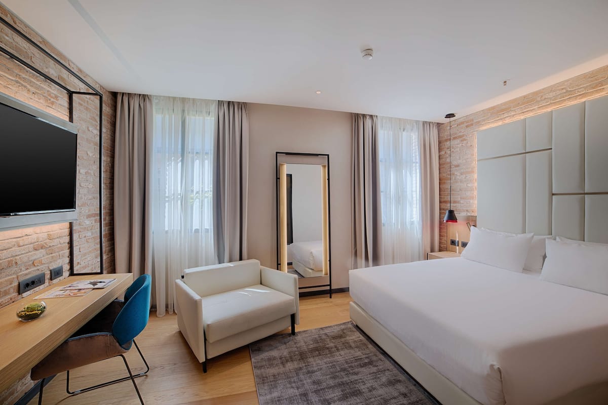 1 bedroom, down duvets, minibar, in-room safe
