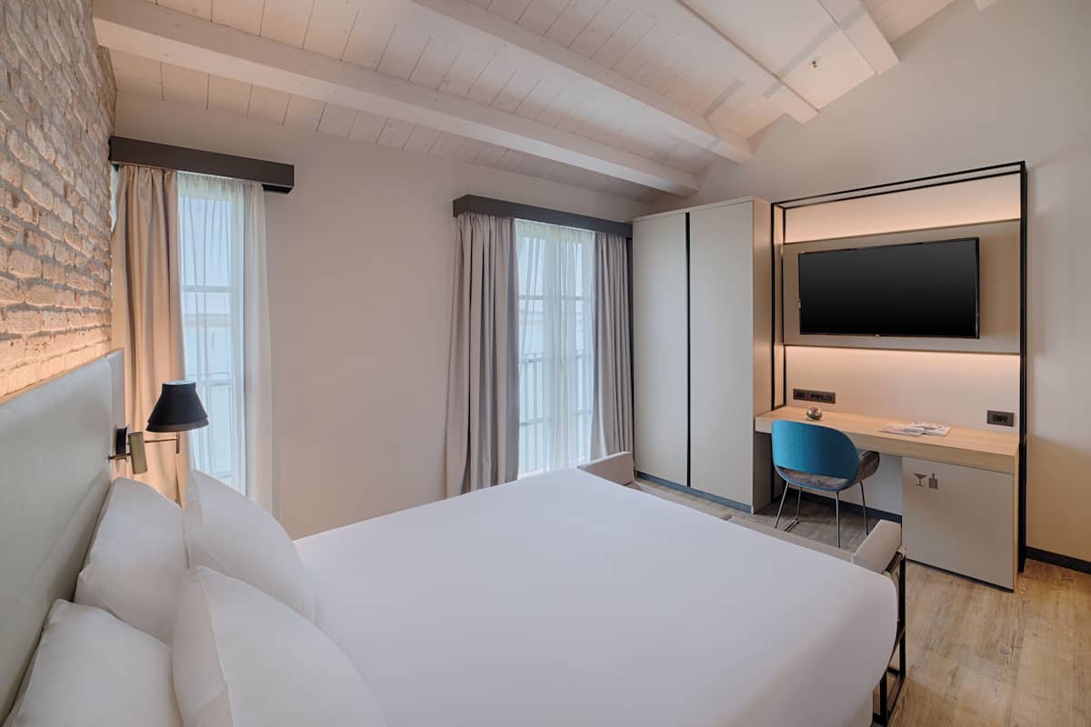Edredón, minibar, caja de seguridad en la habitación y escritorio