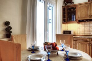Apartment | Essbereich im Zimmer
