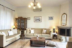 Apartment | Living room | Flat-screen TV, fireplace