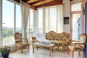 Apartment | Living room | Flat-screen TV, fireplace