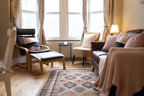 Living room - The Loft 2BR Duplex, Central & Parking (Cardiff)