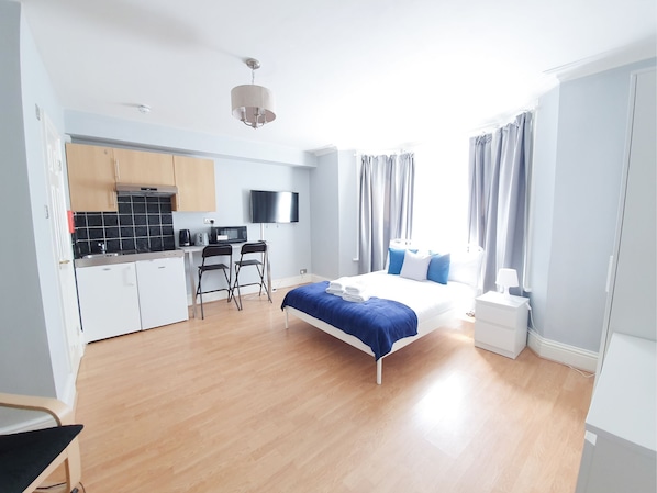 Studio (1 Bedroom) | 1 Schlafzimmer, Bügeleisen/Bügelbrett, kostenloses WLAN, Bettwäsche
