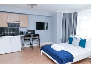 1 غرفة نوم ومكواة/لوح كي وواي فاي مجانًا وملاءات أسرّة