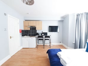 Studio (1 Bedroom) | 1 Schlafzimmer, Bügeleisen/Bügelbrett, kostenloses WLAN, Bettwäsche