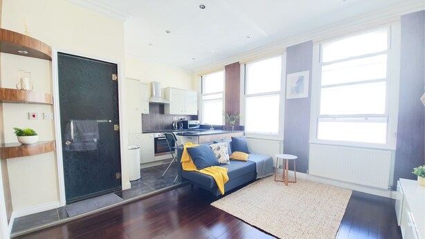 Leilighet (1 Bedroom) | Oppholdsrom | En 40-tommers smart-TV med digitale kanaler samt TV