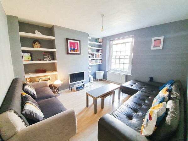 Departamento (2 Bedrooms) | Sala de estar | Televisión 