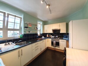 Apartment (2 Bedrooms) | Private kitchen | Microwave, oven, toaster, cookware/dishes/utensils - Modern Apartment Near London Eye (London)