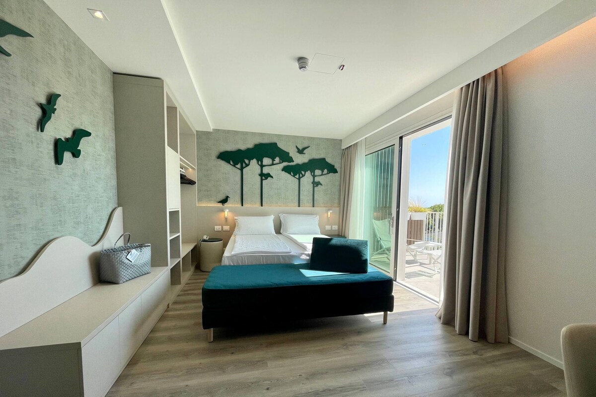 Deluxe Triple Room, Sea View | In-room safe, free WiFi, bed sheets